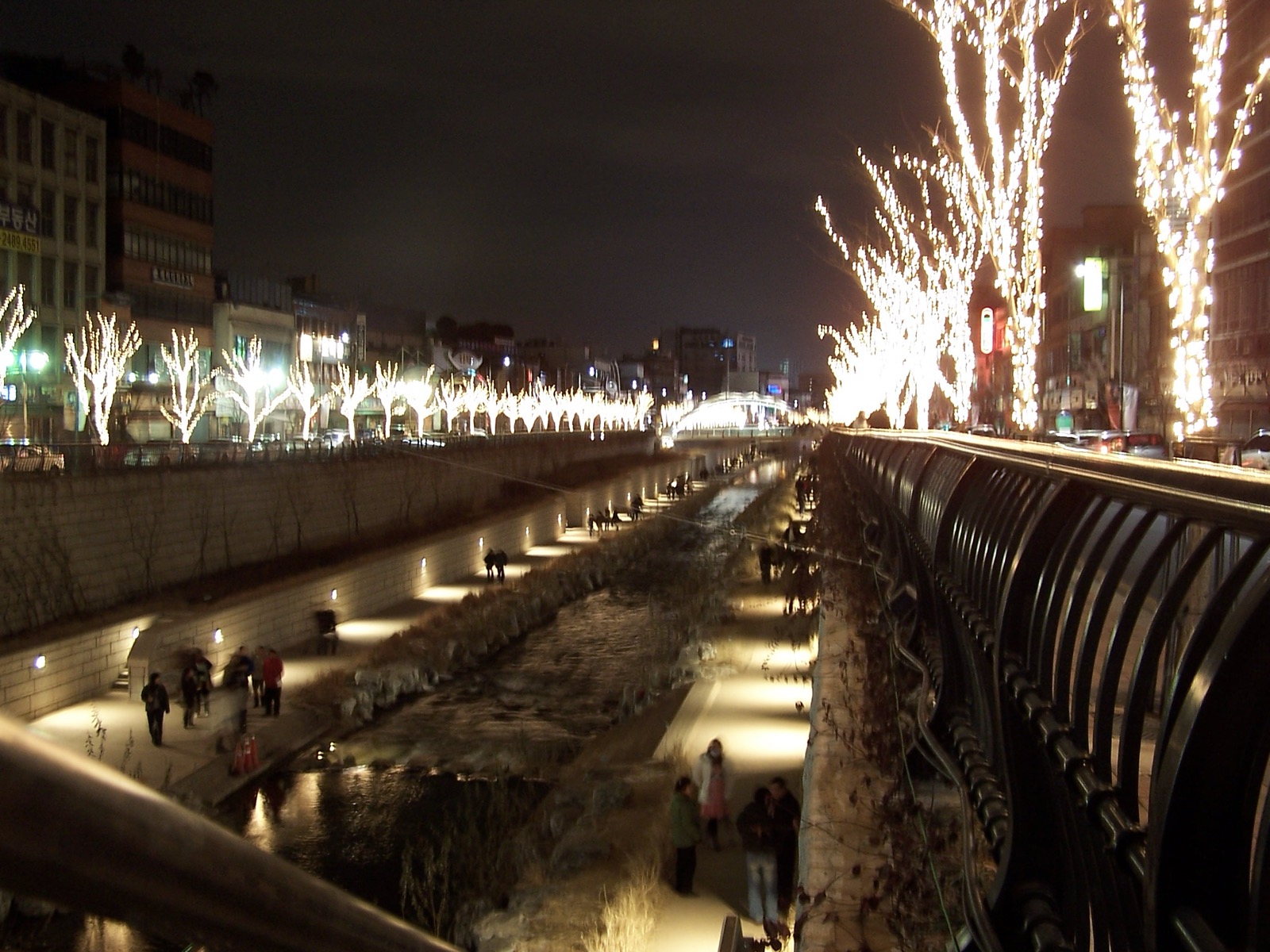 Cheonggyecheon Stream (청계천)