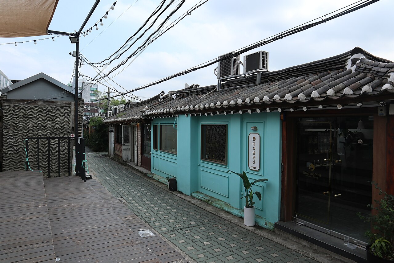 Ikseon-dong Hanok Cafe Street (익선동 한옥카페거리)