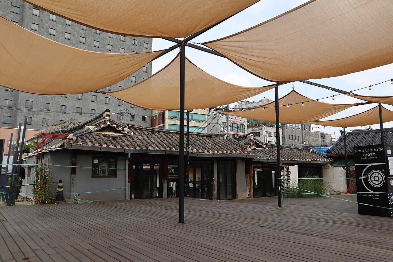 Ikseon-dong Hanok Cafe Street (익선동 한옥카페거리)