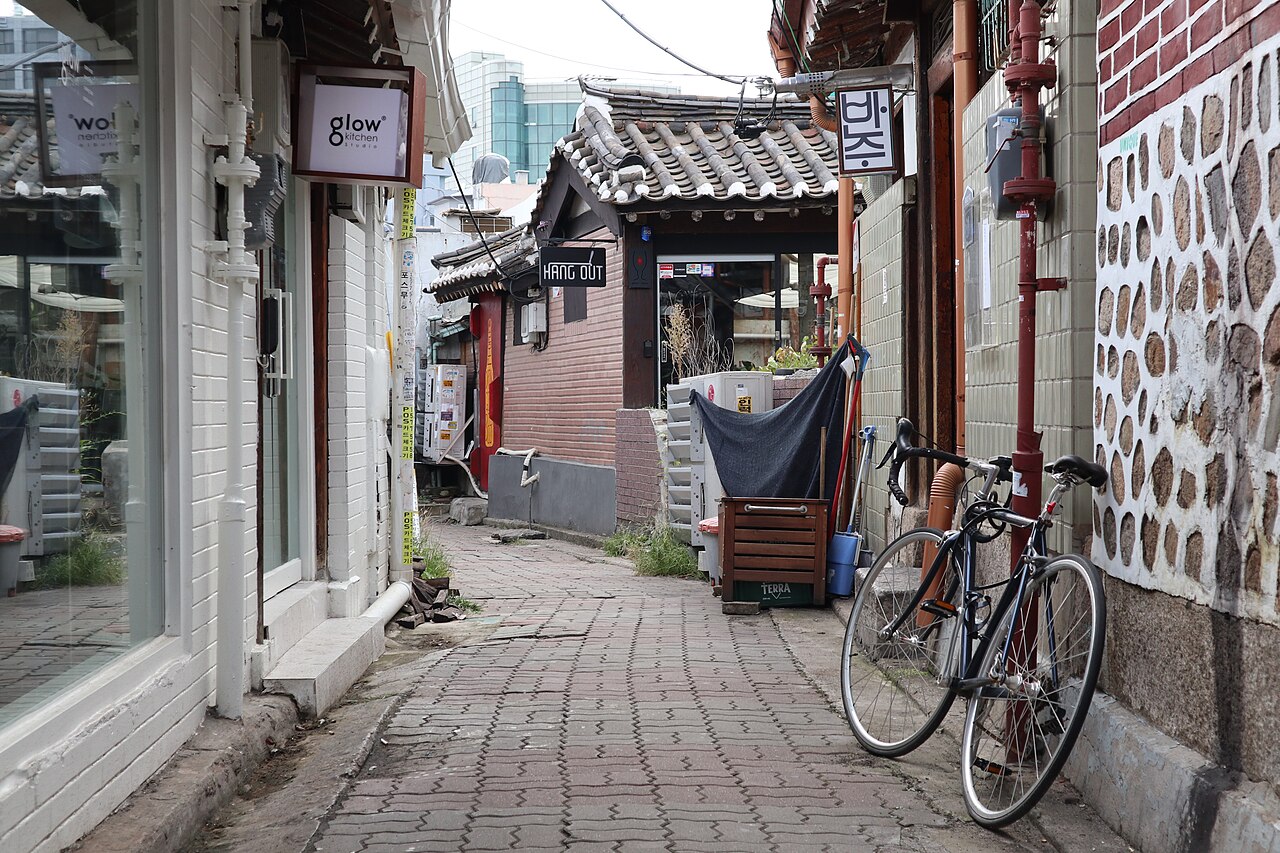 Ikseon-dong Hanok Cafe Street (익선동 한옥카페거리)