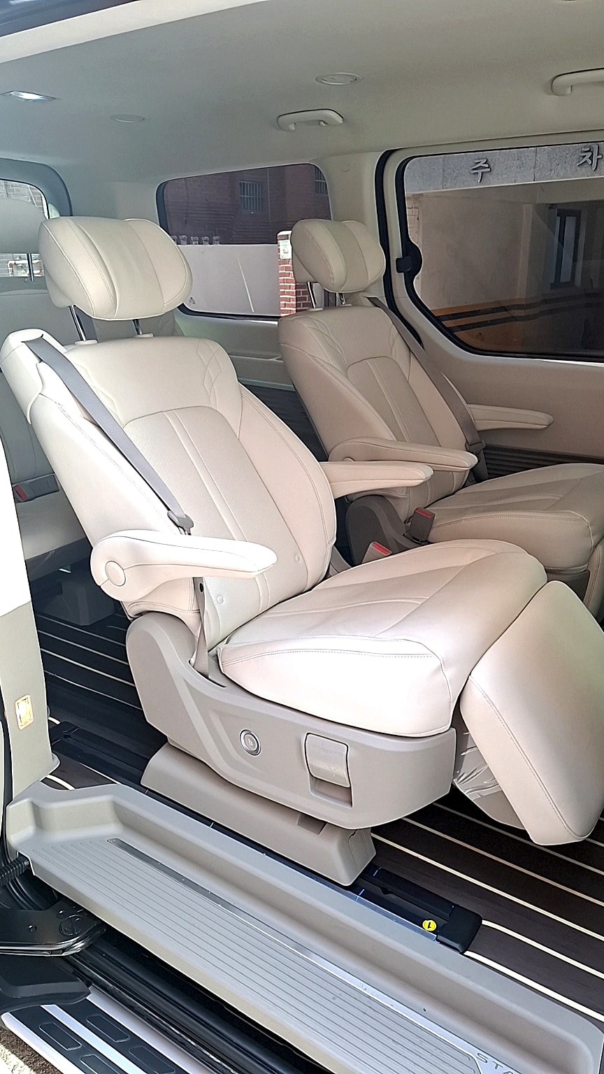 Hyundai Staria Lounge 2nd Row Captain Seats Side View