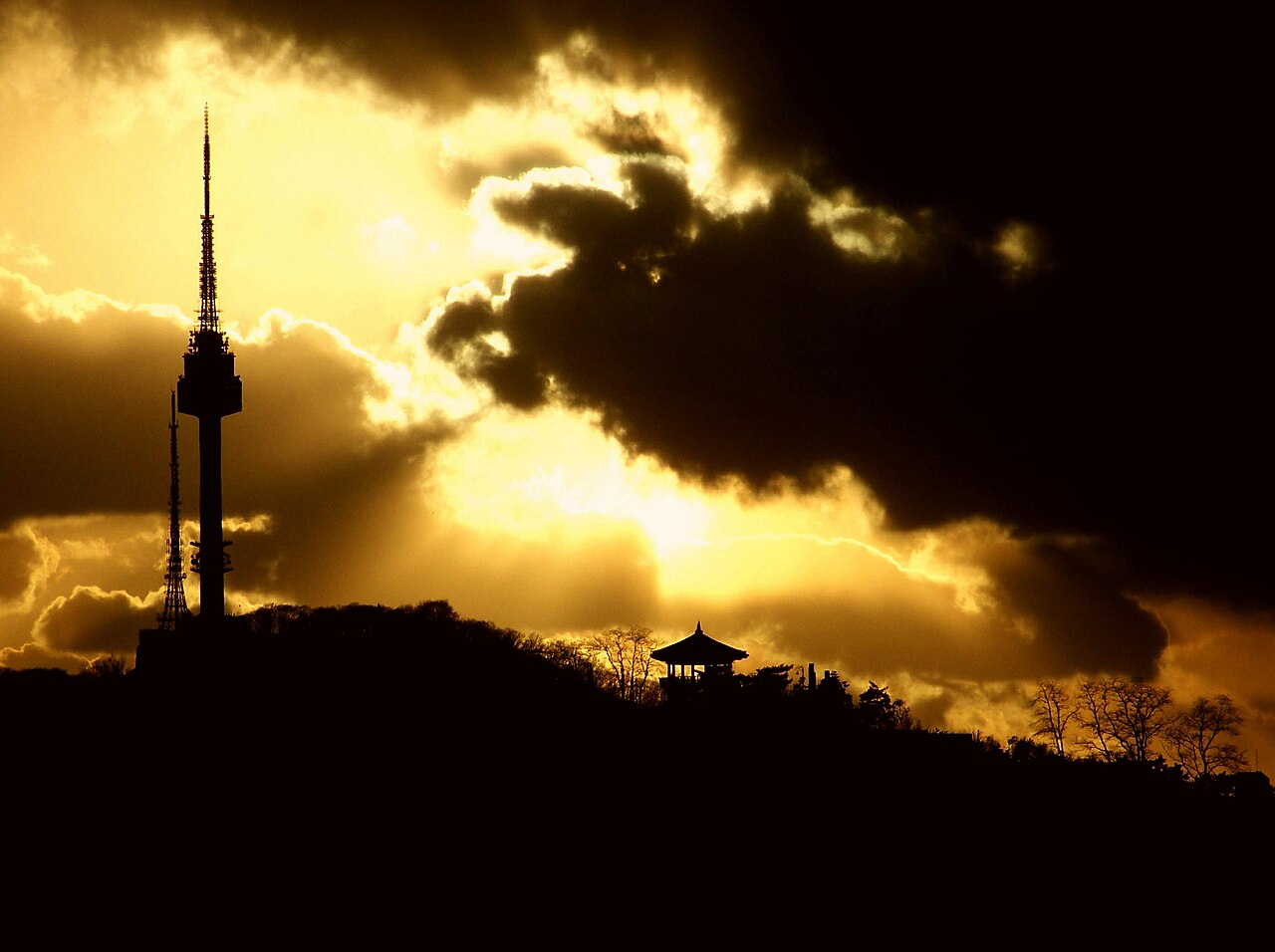 Namsan Seoul Tower (남산서울타워)