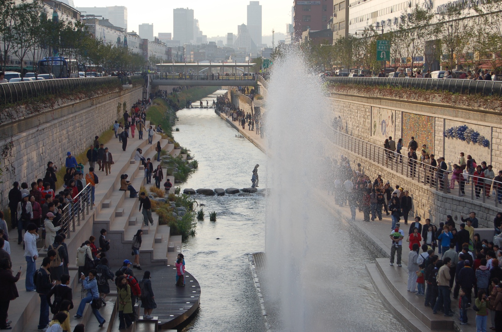 Cheonggyecheon Stream (청계천)