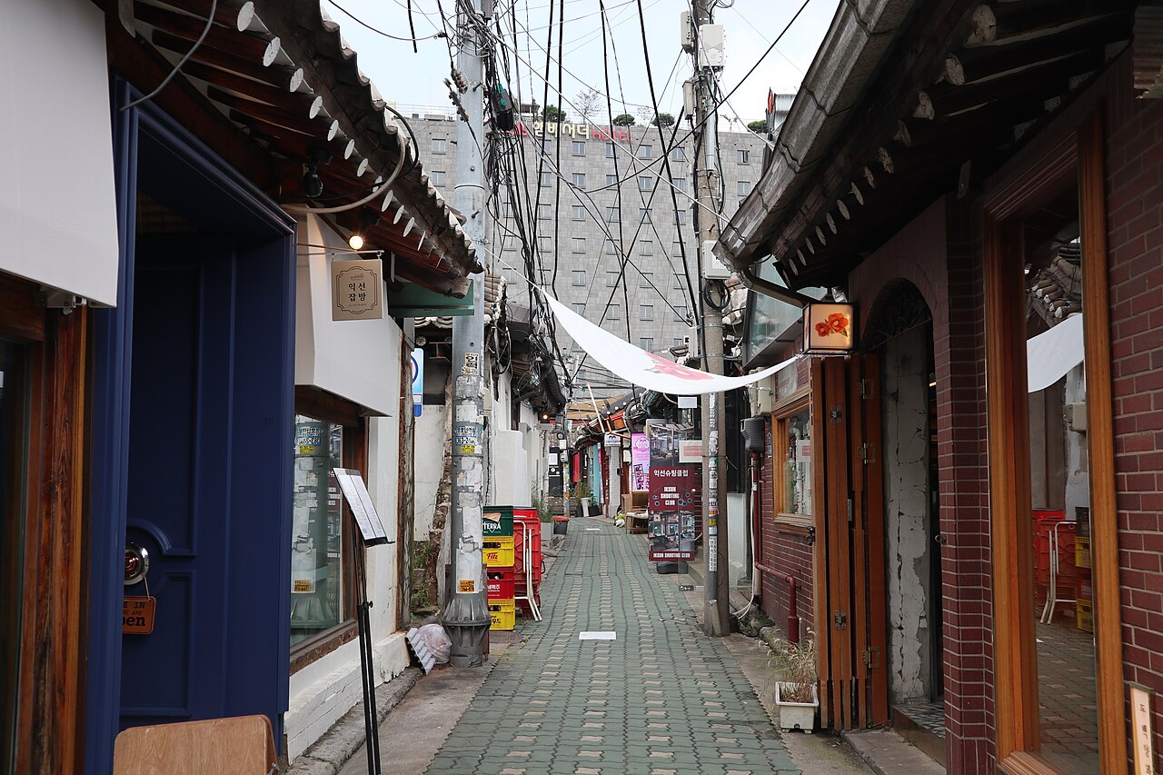 Ikseon-dong Hanok Cafe Street (익선동 한옥카페거리)