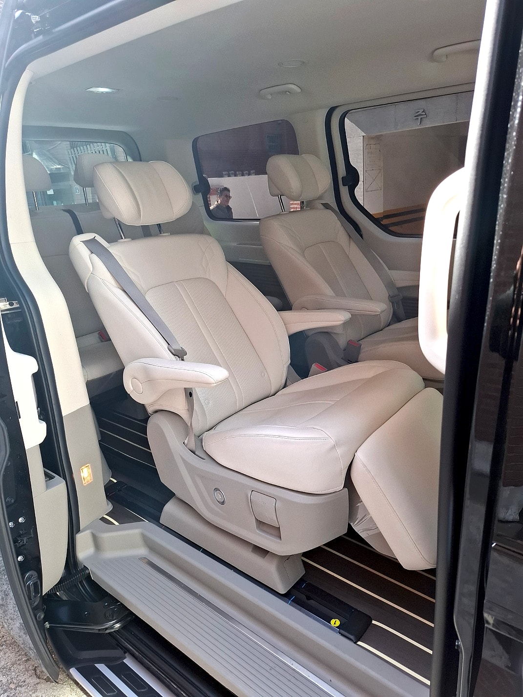 Hyundai Staria Lounge 2nd Row Captain Seats